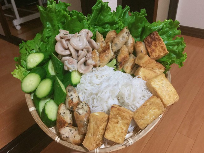 Nhưng mọi chuyện bắt đầu không hề dễ dàng cho cô gái không biết nấu ăn khi bước vào tuổi yêu đương, ra mắt gia đình người yêu. Vấp váp đầu tiên của My với việc không giỏi nấu nướng bắt đầu vào năm 2013 khi ra mắt gia đình nhà bạn trai.