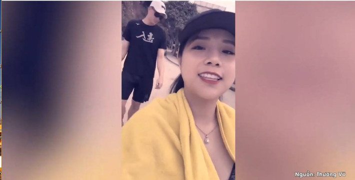 Thủ môn Đặng Văn Lâm sau màn thể hiện cực đỉnh trong màu áo ĐT Việt Nam đã trở thành tâm điểm chú ý của hội chị em trên mạng xã hội. Không chỉ có chơi bóng hay, Lâm Tây còn khiến nhiều người ghen tỵ khi có cô bạn gái cực dễ thương tên Võ Thị Thương.