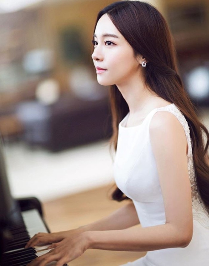 Cathryn Lee là hot girl số 1 Malaysia. Cô bạn này có tên tiếng Hán là Lý Nguyên Linh là một nghệ sĩ đa tài mang hai dòng máu Trung Quốc – Malaysia.