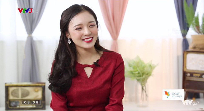 Trong mắt nhiều người công việc MC truyền hình yêu cầu rất khắt khe, không chỉ sở hữu gương mặt ưa nhìn mà còn phải có cả chiều cao chuẩn. Tuy nhiên, dân mạng lại vô cùng bất ngờ khi cô nàng dân chương trình "chuyện đêm muộn" tiết lộ chiều cao thật.