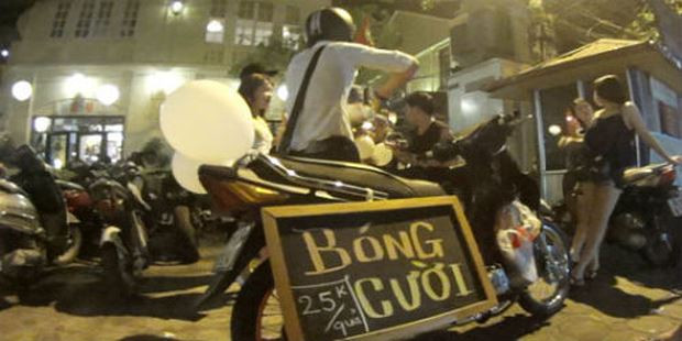Không chỉ có hút ngang nhiên mà nhiều bạn trẻ còn nghĩ ra cách kinh doanh bóng cười lưu động bằng chiếc xe cá nhân của mình trên các tuyến phố Hà Nội. Họ thậm chí còn sẵn sàng giao hàng tận nơi và hoạt động vô cùng công khai.