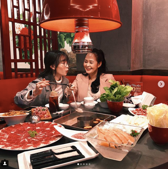 Bộ ảnh của #lăncùngsunsun dẫn NHM đi từ Sài Gòn đến Hà Nội, từ món ăn đường phố tới nhà hàng sang trọng, từ trong nước đến ngoài nước - nói chung là cái gì cũng có.