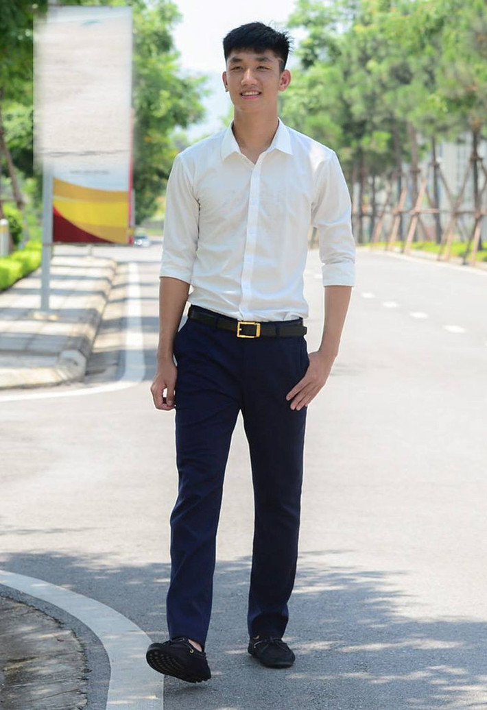Trong chiếc sơ mi trắng, quần âu và giầy tây, Trọng Đại hiện lên đẹp tựa "soái ca" ngôn tình.