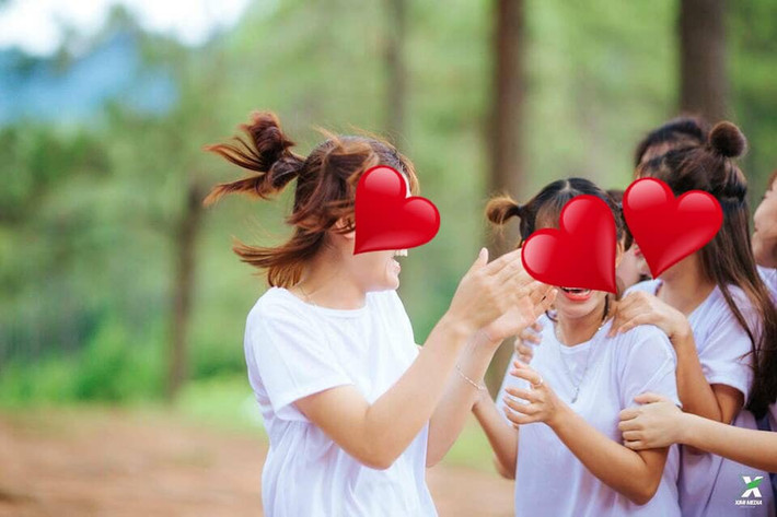 Điển hình như bộ ảnh kỷ yếu của một lớp học vừa được đăng tải trên trang diễn đàn mạng mới đây (14/11) đã nhanh chóng gây xôn xao dư luận với hàng nghìn lượt tương tác chỉ sau ít phút xuất hiện.