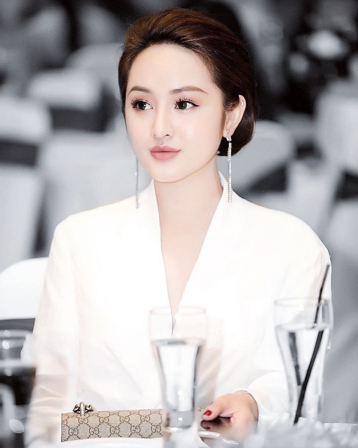 Tên tuổi của Hoàng Anh Apple gần đây lại được nhắc tới khi bị rơi vào nghi vấn hẹn hò với bồ cũ của ca sĩ Miu Lê là Trần Lê Phước Hải. Sự việc được dân mạng phát hiện khi trên Instagram của hot girl 9X này và Phước Hải thường đăng tải những bức ảnh check in với thời gian, khung cảnh tương đương nhau.