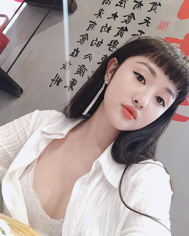 Hoàng Anh Apple tên thật là Huỳnh Thanh Hoàng Anh, sinh năm 1994. Cô nàng này được nhắc tới khi suýt trở thành chị dâu của ca sĩ Bảo Thy khi từng có thời gian "mật ngọt" với thiếu gia Thế Bảo.