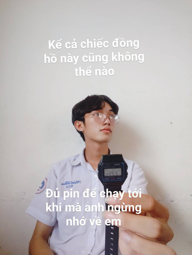 "Đồng hồ dù mới thay pin cũng sẽ "ngỏm" trước khi anh ngừng nhớ em" là câu thả thính mà nhiều dân mạng đã sử dụng để đi cưa crush của mình.