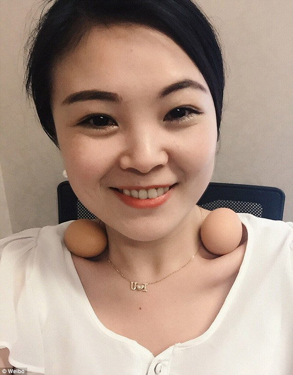 Một số bạn trẻ phương Tây cũng trải nghiệm trào lưu đo vóc dáng chuẩn này song thay cá thật bằng kẹo hình cá hay cá nhựa.