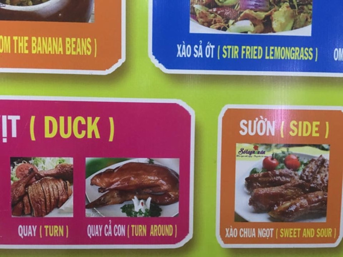 Điều gây chú ý ở các bảng thực đơn bá đạo trên là tên tiếng Anh của các món ăn đọc rất buồn cười, có vẻ như lúc đánh máy người viết đã quên bật chương trình gõ tiếng Việt.