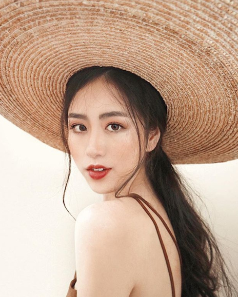 Gương mặt đẹp cùng cách trang điểm hợp lý khiến Vân Trang trở thành cái tên được nhiều bạn trẻ chú ý tới