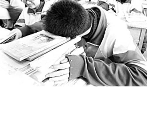 Những ngày vừa qua, dân mạng nhắc rất nhiều đến việc một nam sinh trường THPT Nguyễn Khuyến (TP HCM) tự tử từ tầng 4 của khu nội trú và trước khi đi học sinh này có để lại bức thư tuyệt mệnh nói rằng "sự giải thoát" của mình là do không chịu được áp lực học tập, vì điểm số. Cũng từ đó, dân mạng đặt ra câu hỏi "Liệu thực sau hàng loạt vụ học sinh tự tử gần đây, giới trẻ đang còn được sống đúng với lứa tuổi của mình?"