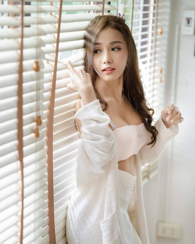 Lý do khiến nữ y tá Thái Lan bị sa thải đó là vì quá nhiều người giả làm bệnh nhân kéo tới bệnh viện để ngắm nhìn, xin chữ ký gây ra cảnh náo loạn nên BGĐ nơi Kanyapak buộc phải cho cô nghỉ việc.