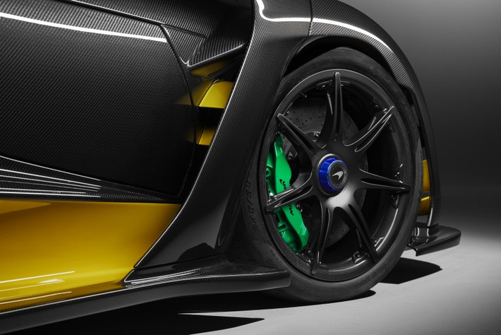 Đan xen giữa màu đen huyền bí của những tấm carbon là màu sơn vàng ánh kim. Các nhân viên của hãng mất thêm 250 giờ hoàn thành lớp sơn bên ngoài, cánh gió sau và cản trước. Cặp kẹp phanh màu xanh Laurel là sự pha trộn giữa màu vàng và xanh lá cây, thể hiện sự tôn kính đối với tay đua huyền thoại Ayrton Senna của đội đua F1 McLaren.