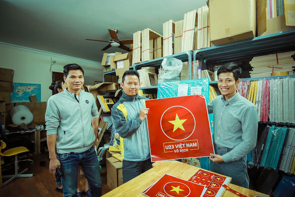 Anh Vũ Minh Trà cho hay, ban đầu xưởng chỉ định in khoảng vài trăm bộ decal và đưa thông tin phát decal miễn phí lên một diễn đàn lớn về ô tô xe máy, không ngờ, ý tưởng nhận được sự ủng hộ của đông đảo người dân Hà Nội. Chỉ trong hai ngày, xưởng in đã phải dừng nhận tất cả các đơn đặt hàng Tết mới, thay vào đó, tập trung in decal phát miễn phí cho người hâm mộ Thủ đô. Toàn bộ maket của tấm decal được chính các thành viên trong đội thiết kế của xưởng in đảm nhiệm.