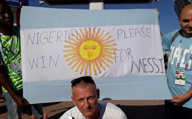 Người đàn ông Argentina này thậm chí đã khóc khi cầm khẩu hiệu hơi kỳ lạ trên. Trong tình cảnh sau 2 trận chỉ có được 1 điểm ở vòng bảng, thì người Argentina rất mong Iceland cũng bị Nigeria đánh bại để có quyền tự quyết ở lượt trận cuối.