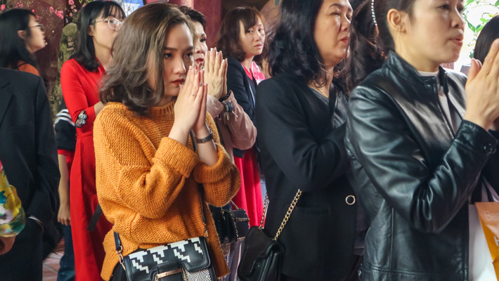 Một bạn trẻ thành kính cầu nguyện trong dịp đi lễ chùa đầu năm.