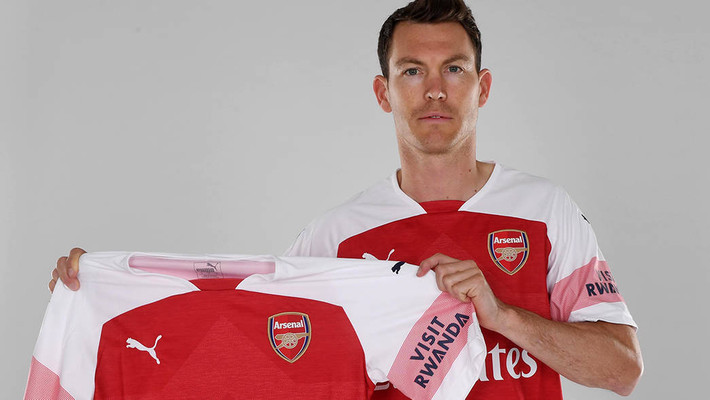 Trang chủ câu lạc bộ Arsenal mới đây chính thức công bố họ đã hoàn tất việc ký kết hợp đồng với Stephan Lichtsteiner - hậu vệ của Juventus theo dạng chuyển nhượng tự do.