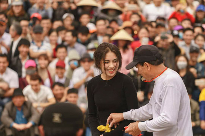 Sau 3 ngày Tết chính là thời gian của những cuộc hội hè truyền thống cũng chính từ những lễ hội này mà không ít những gương mặt trẻ trung, xinh đẹp lọt vào ống kính của nhiếp ảnh gia. Đơn cử như dân tình đang dành nhiều sự chú ý cho một thiếu nữ xinh đẹp xuất hiện trong lễ hội vật ở Hải Phòng.