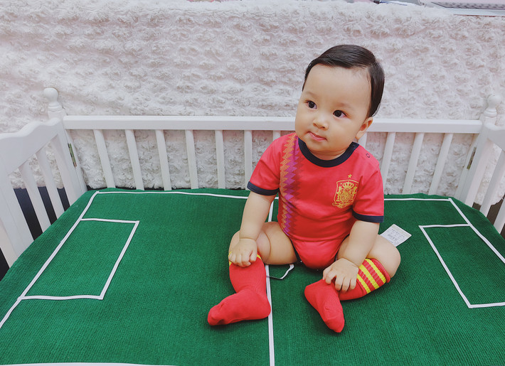Những ngày vừa qua, trong khi World Cup đang vô cùng nóng bỏng với những trận đấu thuộc vòng knock-out thì dân mạng Việt lại thích thú với sự xuất hiện của "nhóc tỳ" hóa thân thành các siêu sao bóng đá trong những trang phục truyền thống thi đấu của các đội tuyển tiếng tăm trên thế giới.