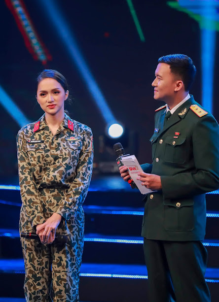 Hương Giang Idol là gương mặt hot trong showbiz, đặc biệt là sau khi cô ca sĩ này đăng quang Hoa hậu Chuyển giới Quốc tế.