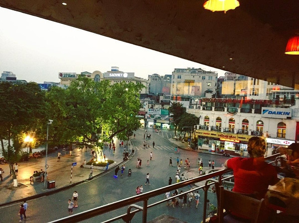 Highland Coffee - Hàm Cá Mập là một trong chuỗi cửa hàng cafe Highland, chắc hẳn không lạ gì với đại đa số mọi người. View ở đây tuyệt vời, vì nằm ngay tầng 3 của Hàm Cá Mập, bao trọn toàn bộ Hồ Gươm.