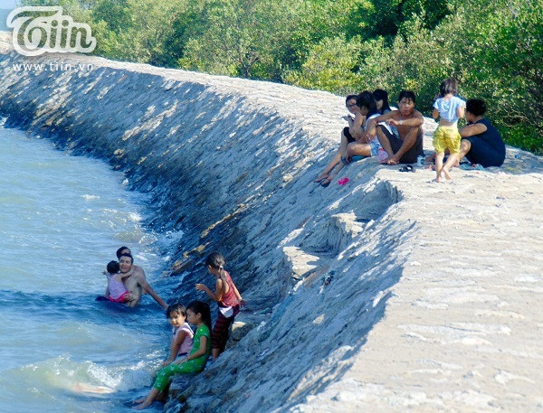 Trên đảo có một tòa thánh Cao Đài với kiến trúc rất độc đáo, du khách có thể vào tham quan tự do.Vì các quán nước tập trung ở bến đò nên nếu khát nước bạn có thể ghé nhà một người dân bất kỳ để xin nước uống và nghỉ ngơi, người dân ở đảo rất thân thiện.