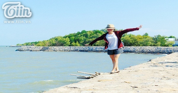 Trên đảo đã có nhiều nhà nghỉ và homestay, bạn không cần lo chỗ ngủ nghỉ. Nên liên hệ với chủ nhà nghỉ hay homestay để có người đón bạn tại bến đò. Hải sản ở đảo chủ yếu là hàu, sò được bán với mức giá khá ổn. Du khách có thể nhờ người bán nấu ăn ngay tại chỗ mua.