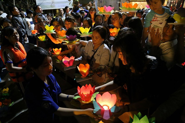 Dòng người diễu hành qua các tuyến đường quanh chùa trước khi tiến hành thả hoa đăng xuống sông Sài Gòn và ngày rằm tháng Giêng.