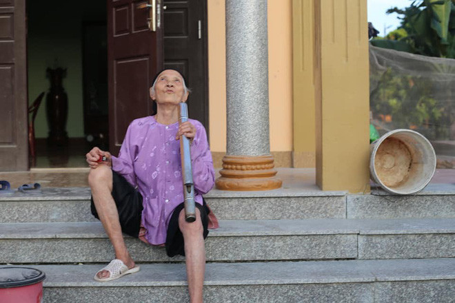 Trong những bức hình của mình, cụ bà vào vai với những dáng rất "teen" như cầm điện thoại chu môi chụp hình tự sướng, ngồi hút thuốc lào hay thậm chí gục đầu xuống bàn bên những lon bia khiến nhiều người vô cùng hứng thú.
