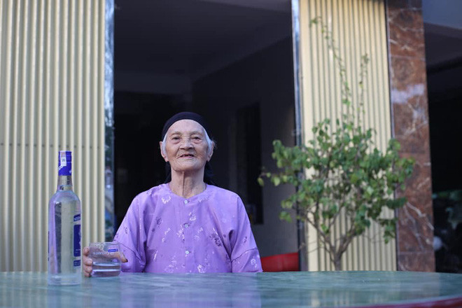 Những góc hình của cụ thậm chí còn có cụ còn cầm chai rượu Tây ngồi ngay góc sân.
