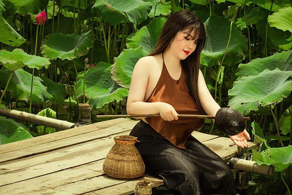 Kịch bản áo yếm bên ao sen không còn quá mới trong giới yêu ảnh nếu không muốn nói là quá đại trà. Tuy nhiên, độ "hot" tùy thuộc vào người mẫu thể hiện nó, rất nhiều bạn trẻ từng thành công với concept này và theo đánh giá của nhiều người nữ sinh 10X Thu Trang cũng nằm trong nhóm đó.