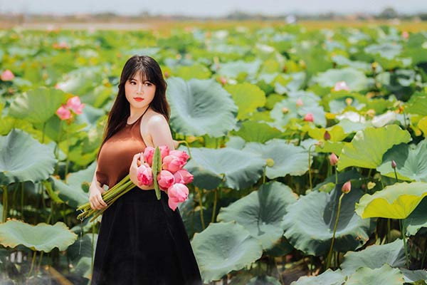 Võ Thị Thu Trang là nữ sinh vòng ngực khủng từng gây chú ý trong cộng đồng mạng thời gian qua. Vừa qua, cô bạn này khiến không ít người cảm thấy sốc khi khoe những bức ảnh cực nuột nà trong trang phục áo yếm bên ao sen. Nguồn ảnh: Vutuanlong