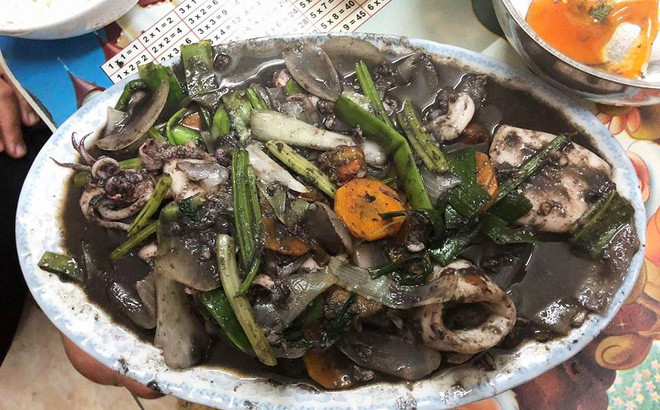 Mực tươi xào là món ăn đặc sản được nhiều người dân vùng biển yêu thích. Mới đây, cô nàng sinh viên tự xưng là người miền biển đã thể hiện phần trình bày của mình khiến dân mạng phải sửng sốt đứng nhìn.