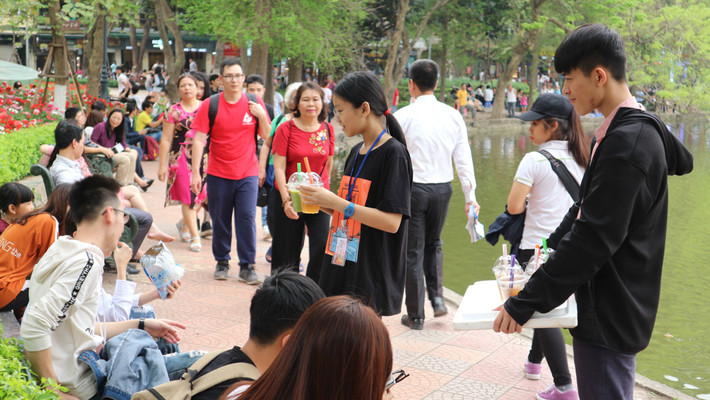 Ngoài những người bán hàng rong là người dân xung quanh khu phố cổ thì các bạn trẻ cũng tranh thủ cơ hội kiếm tiền với chiêu thức bán nước ủng hộ quỹ. Nhưng quỹ gì thì chẳng có giấy tờ chứng thực từ các tổ chức hay hiệp hội nào cung cấp.
