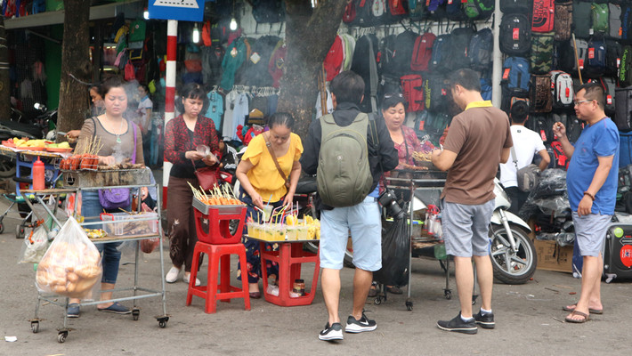 Dù chưa biết chất lượng thực phẩm của các quán hàng rong này ra sao nhưng vẫn có rất nhiều du khách thưởng thức. Khói từ những quán thịt xiên này lan tỏa khắp phố đi bộ.