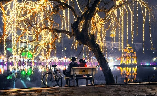 Theo chia sẻ của nickname Minh Quân: "Năm ngoái Valentine do quá bí chỗ đi chơi nên mình đã cùng bạn gái chọn đại Hồ Gươm là điểm đến nhưng không ngờ chúng mình đã có kỉ niệm đáng nhớ khi cùng nhau cầm tay đi ăn kem giữa trời lạnh và đi dạo quanh khu vực hồ".