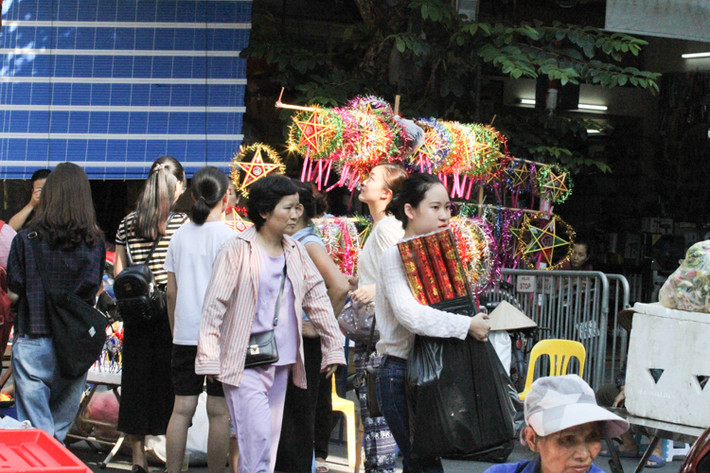 Dòng người nườm nượp đi mua đồ chuẩn bị cho Tết Trung thu khiến phố Hàng Mã vô cùng náo nhiệt.