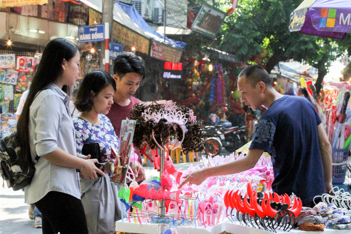 Đồ chơi các loại được bày ra từ rất sớm để phục vụ người mua hàng chuẩn bị Trung thu.