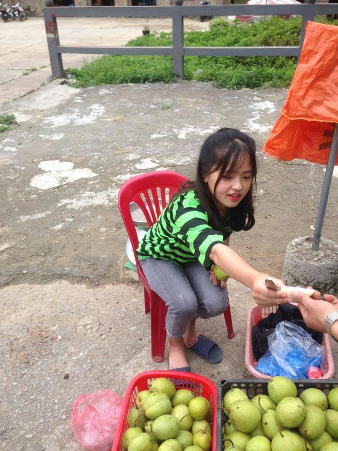 Cụ thể đoạn clip chỉ vọn vẹn có hơn 1 phút thôi nhưng đã thu hút được rất nhiều người quan tâm bởi vẻ xinh đẹp của em gái dân tộc này. Mới đầu mấy anh chàng này tạt vào còn hỏi vu vơ về món đồ hạnh họe này nọ, xong lúc sau thì đã hỏi tên với tuổi của em ấy ngay rồi.