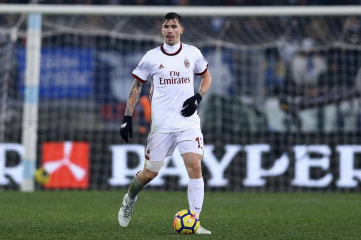 Theo tờ The Sun, HLV Maurizio Sarri đang tìm cách đưa Alessio Romagnoli tới Chelsea. Đội trưởng 23 tuổi đã ở AC Milan trong 4 năm qua.