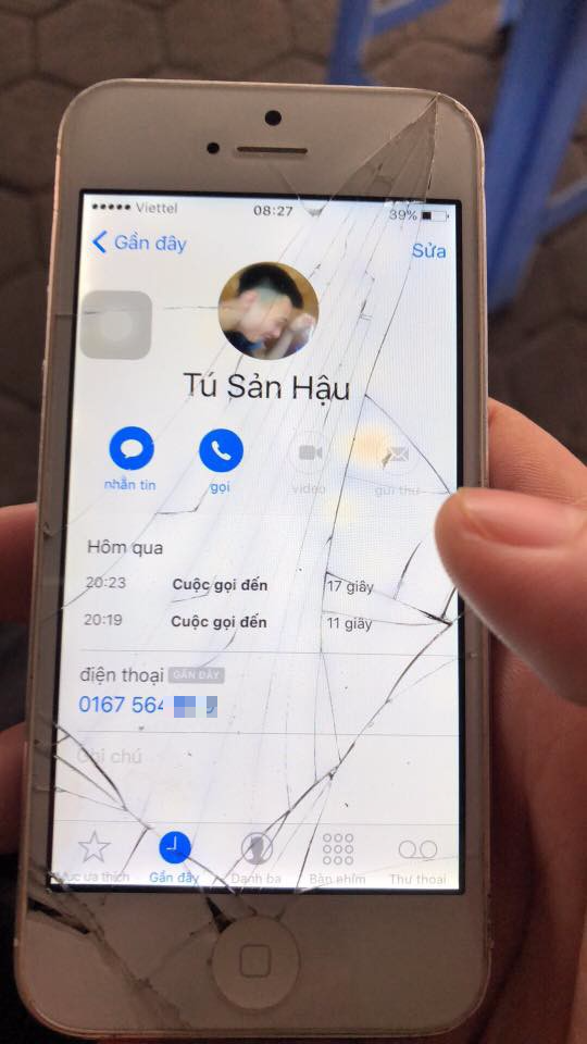 Dù được dán cường lực cẩn thận nhưng chiếc iPhone 5 này vẫn bị vỡ tan mặt kính sau cú rơi từ trên cao xuống
