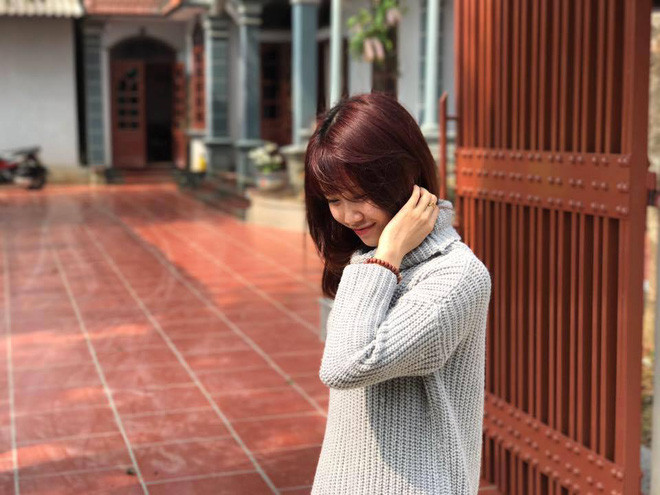Còn nhớ cách đây chưa lâu, trong trận đấu giữa đội tuyển U23 Việt Nam và U23 Macau tại TP HCM, tiền đạo Văn Toàn đã gửi một thông điệp từ chiếc áo phụ của mình sau khi ghi bàn đó là: "Đừng buồn nhé TN!". Ngay sau đó, danh tính cô gái có tên TN đã được dân mạng truy tìm.
