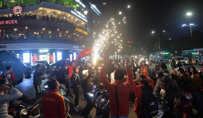 Sau khi có trận hòa trước U23 Syria ở vòng đấu cuối, U23 Việt Nam đã có mặt tại vòng tứ kết VCK U23 châu Á với vị trí thứ 2 bảng D. Đây là kì tích lịch sử của bóng đá Việt Nam. Hòa chung với niềm vui của các cầu thủ đang thi đấu tại Trung Quốc, các cổ động viên quê nhà đã có màn xuống phố ăn mừng.