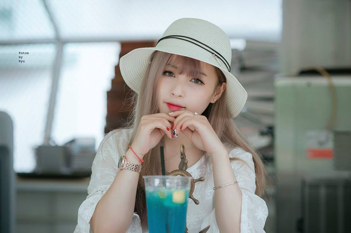 Hương Thảo có mối quan hệ khá thân thiết với hội cầu thủ U23 Việt Nam, đặc biệt là Trọng Đại và couple Quang Hải – Nhật Lê.