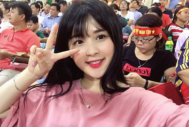 Trước khi nổi tiếng với tin đồn là bạn gái Trọng Đại, Hương Thảo đã từng khiến không ít nam thanh niên phải "đổ liêu xiêu" khi lọt vào ống kính quay phim trong trận vòng loại Asian Cup 2019 giữa Việt Nam và Afganistan vào tối 14/11/2017.