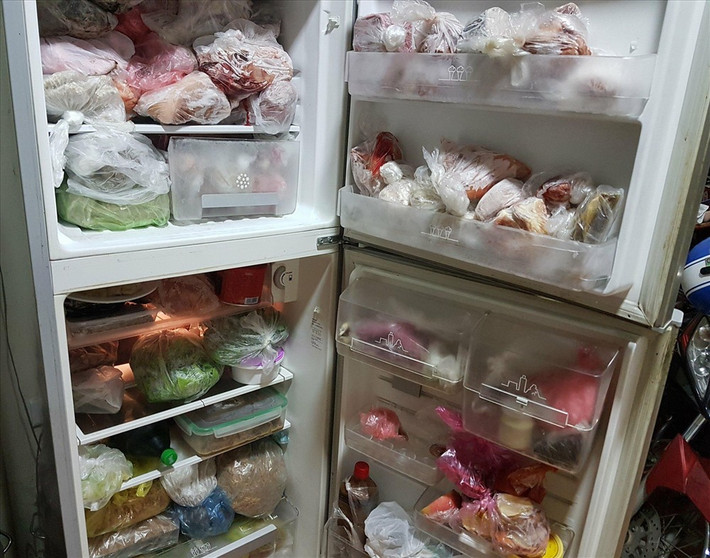 Với tình trạng ngán đồ ăn trong tủ lạnh nhiều bạn trẻ đã phải huy động bạn bè sang ăn cùng để giải quyết cho nhanh đống thực phẩm và trả lại "đường thông, hè thoáng" cho chiếc tủ.