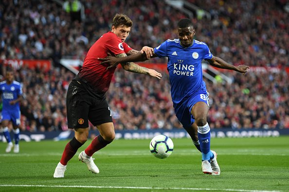 Jose Mourinho đã yêu cầu lãnh đạo MU chi tiền mua Maguire hoặc Varane nhưng ông vẫn tin dùng Lindelof.