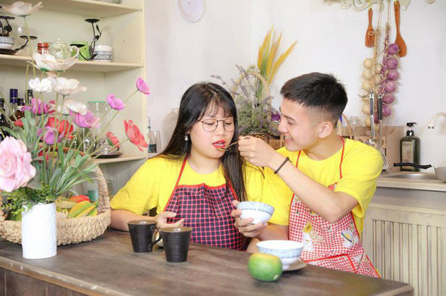 Võ Thị Thu Trang được biết tới với tên gọi nữ sinh vòng 1 khủng Hải Dương. Cô nàng sinh năm 2000 này gây sốt với vòng 1 ngoại cỡ lên tới 110 cm và càng hot hơn khi công khai người yêu cực điển trai tên Đình Quang.
