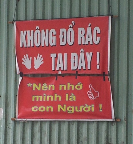 Chứng kiến những tấm biển cấm đổ rác bá đạo này, nhiều dân mạng cũng tỏ thái độ vô cùng bức xúc. Đơn cử như nickname Hoàng Oanh có chia sẻ: "Cứ phải mạnh tay như này, những kẻ vô ý thức mới sợ. Cứ nhẹ nhàng mãi sao được".