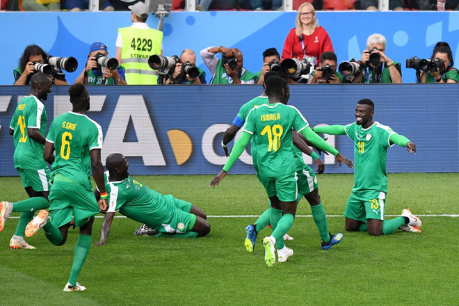 Có được bàn thắng vươn lên dẫn trước, Senegal nhập cuộc ở hiệp hai khá hứng khởi và chẳng phải chờ lâu họ cũng đã có thành quả của mình bằng bàn thắng thứ hai vào lưới Ba Lan và tạo nên sự bất ngờ cho phần lớn NHM.